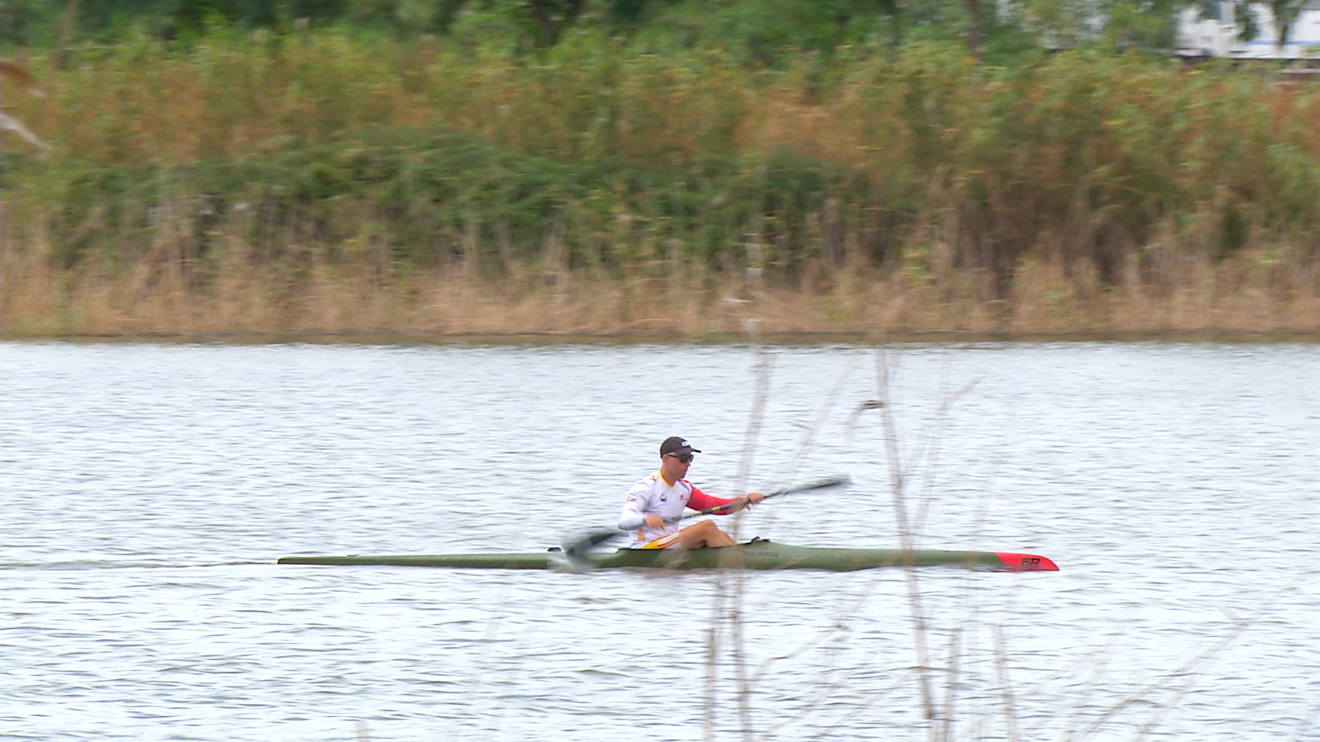 El palista Juan Antonio Valle entrenando en el río Guadiana
