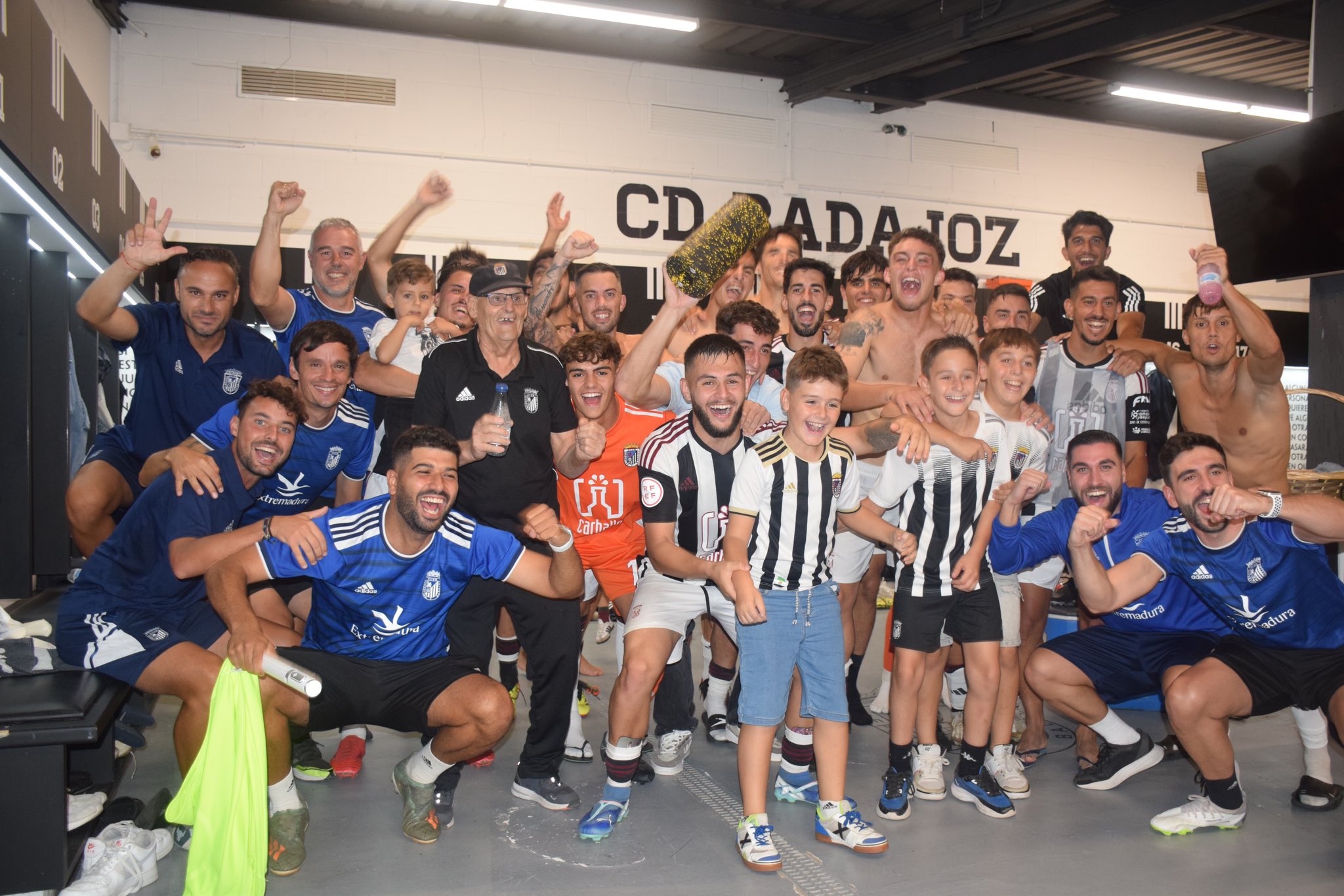 Los jugadores del CD Badajoz celebran su última victoria en El Vivero ante el Arroyo.