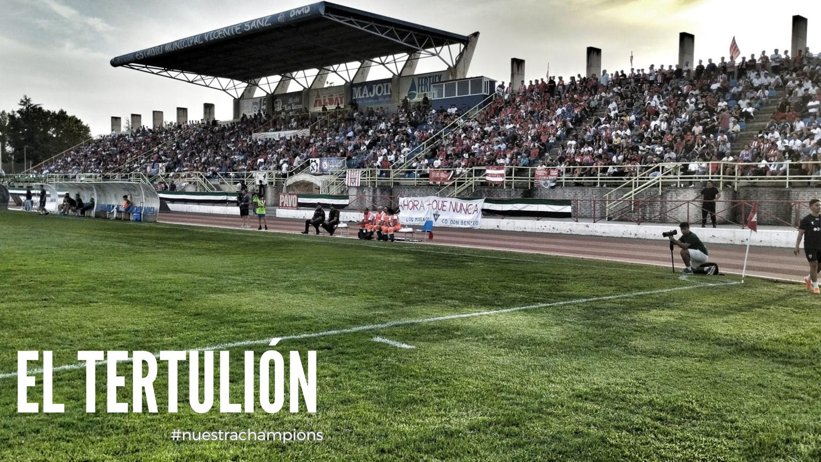 Imagen de la tribuna del Vicente Sanz llena en el derbi ante el Villanovense.
