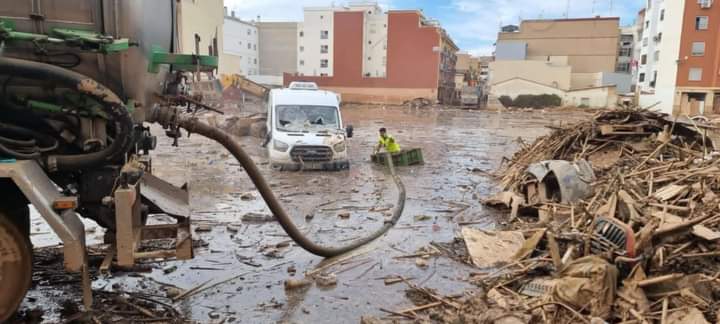 Francisco Javier Pergaña, de Guareña, retirando lodo en Valencia