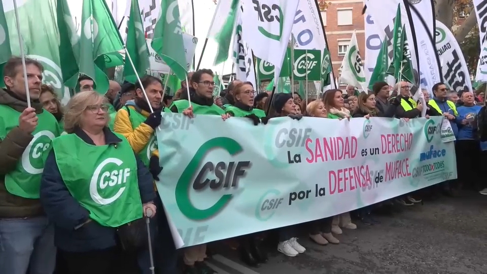 Unos 35.000 funcionarios se manifiestan en Madrid para exigir la continuidad de Muface