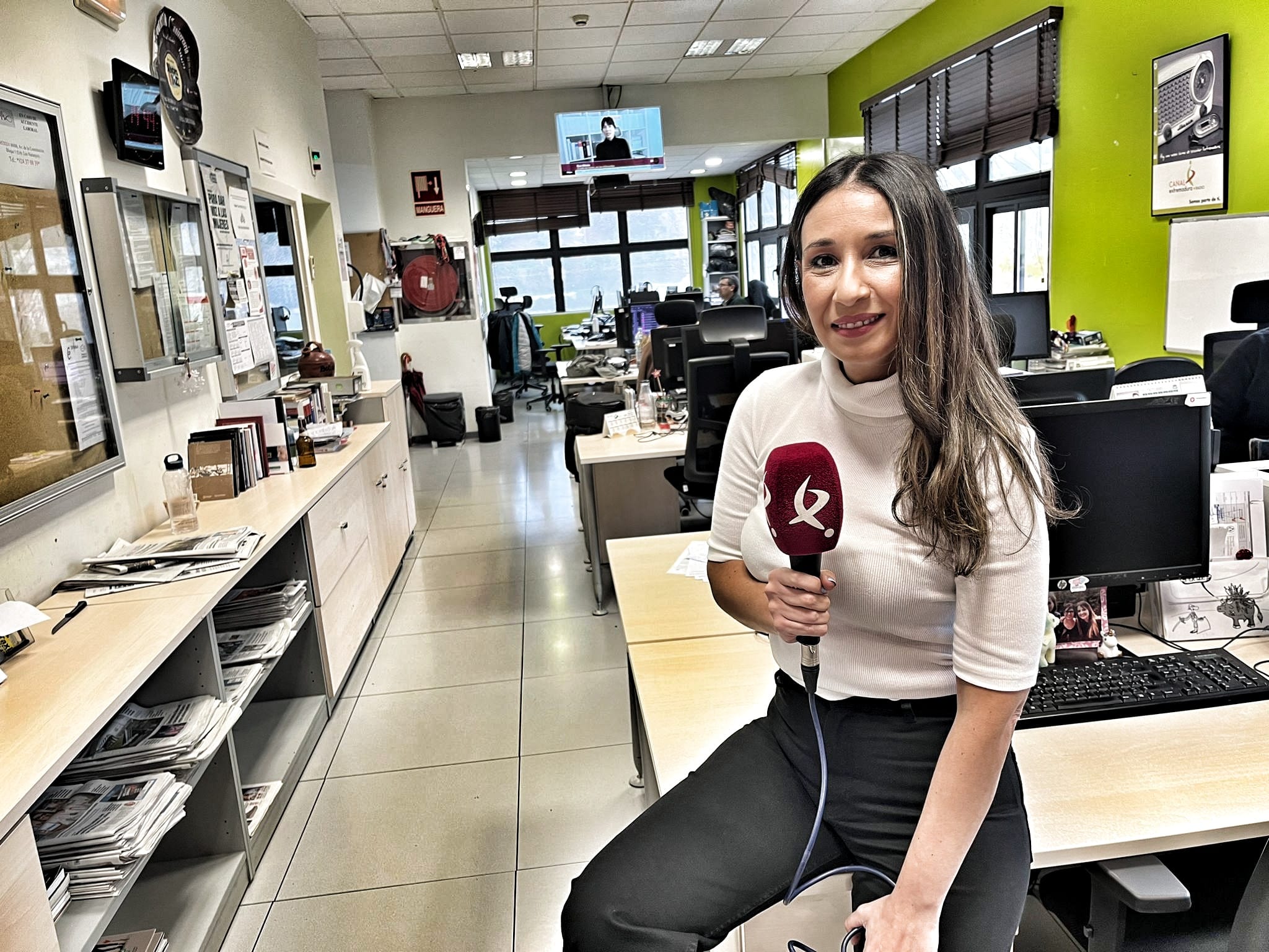 Leticia Antúnez, en la redacción de Canal Extremadura Radio.