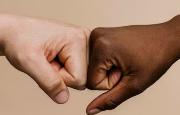 Dos manos en un gesto antirracista