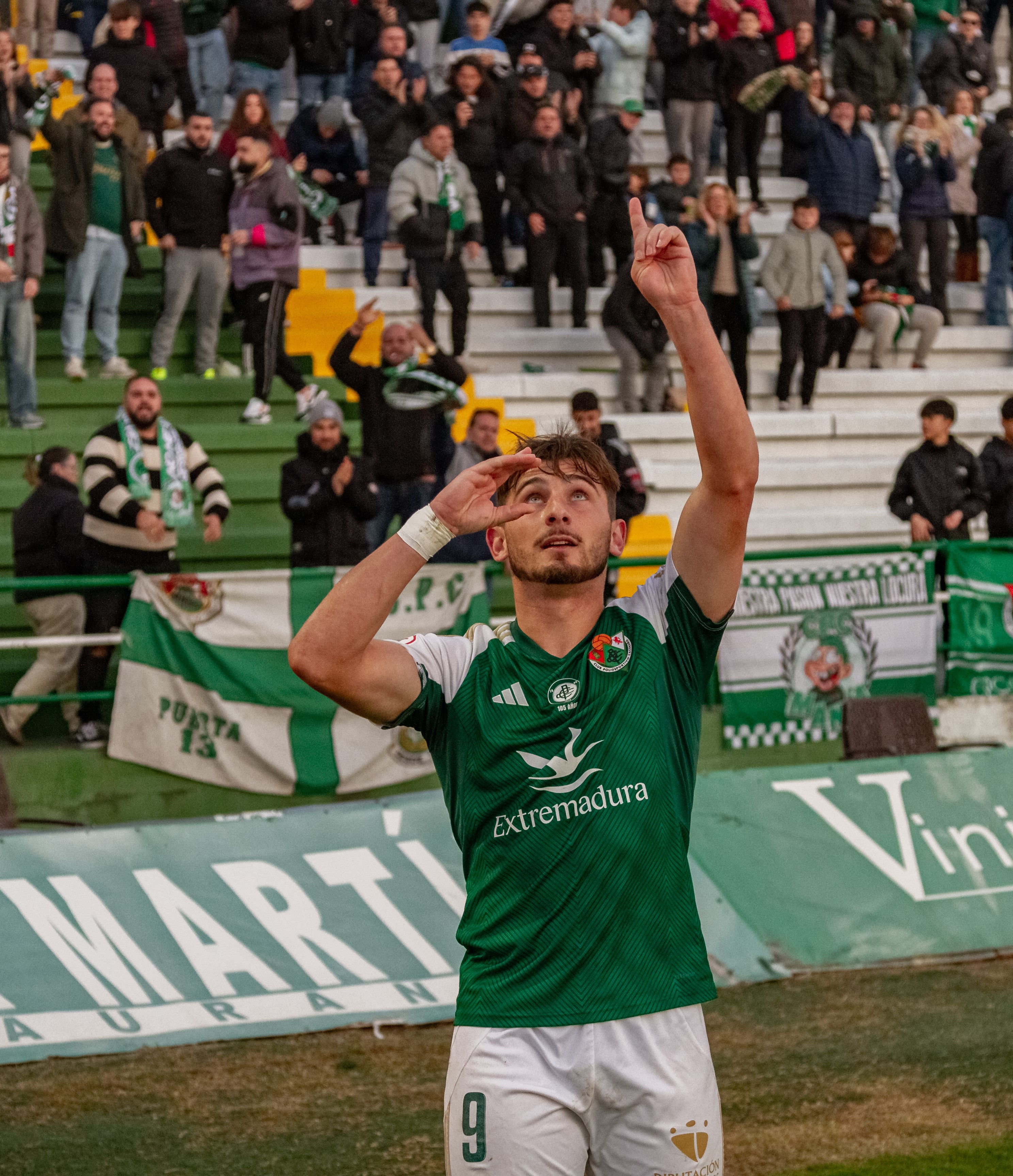 Chris Martínez celebrando un gol con el CP Cacereño.