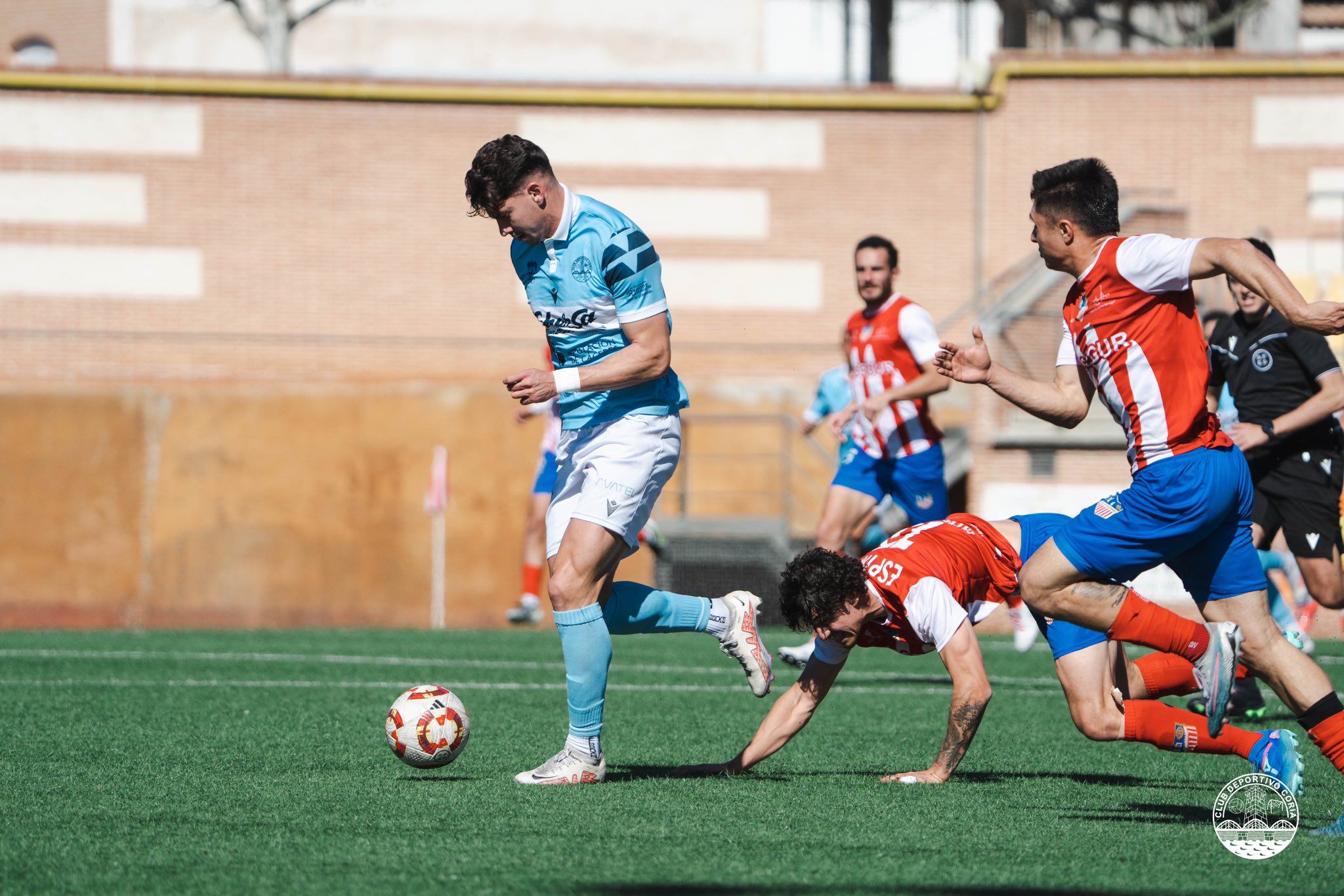 Mariano enfila hacia el primer gol del Coria ante el Navalcarnero. 