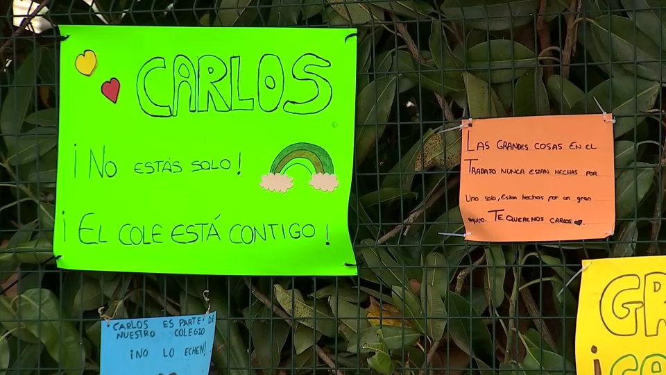  El alumnado  del colegio Juan Vazquez de Badajoz se moviliza contra el deshaucio de Carlos, el antiguo conserje del centro