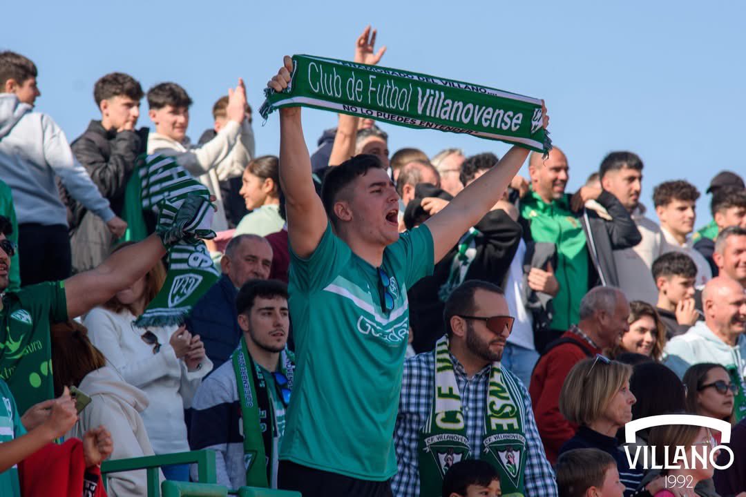 La afición del Villanovense antes del derbi ante el Don Benito.