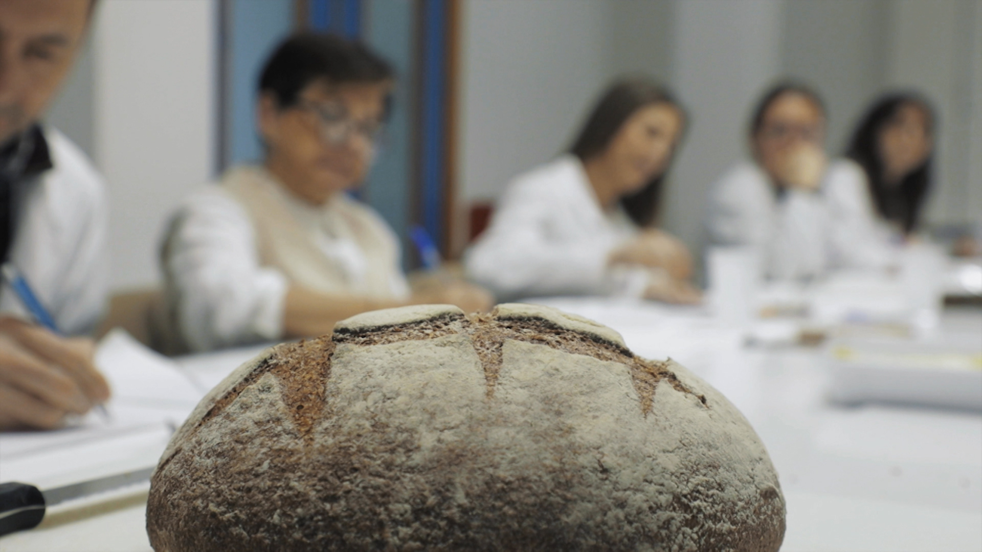 Personas participando en una cata de pan