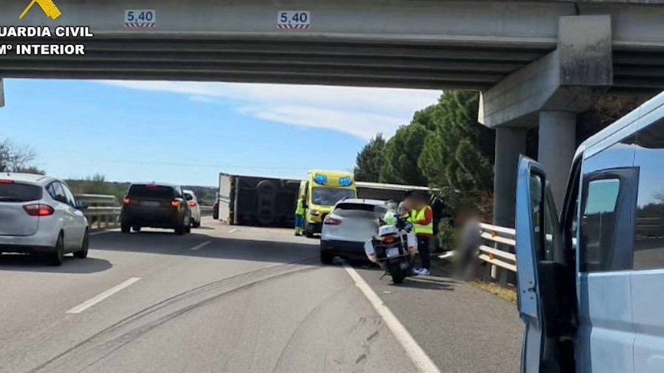 Corte parcial de la A-5 por el vuelco de un camión articulado y la colisión de dos turismos 
