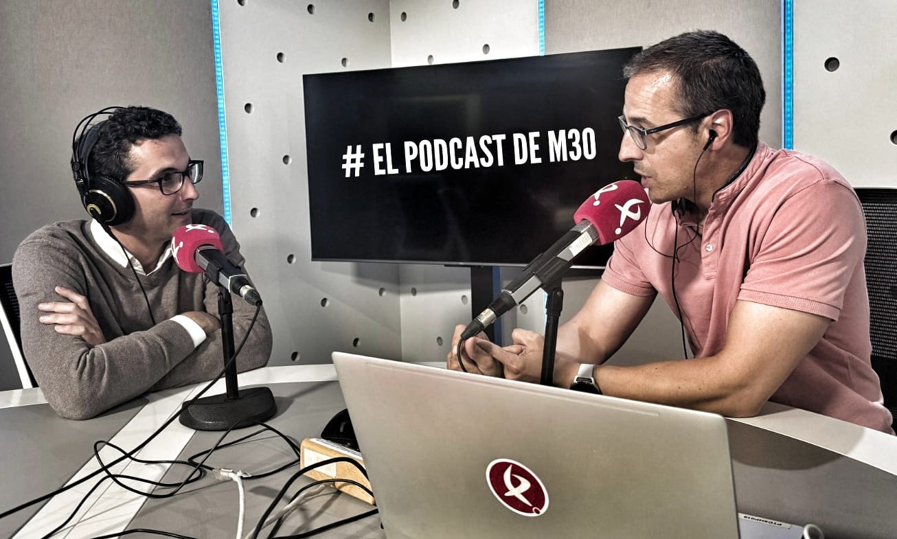 Alejandro Pérez, director general del Mérida en los estudios de Canal Extremadura Radio con Fernando Gallego.