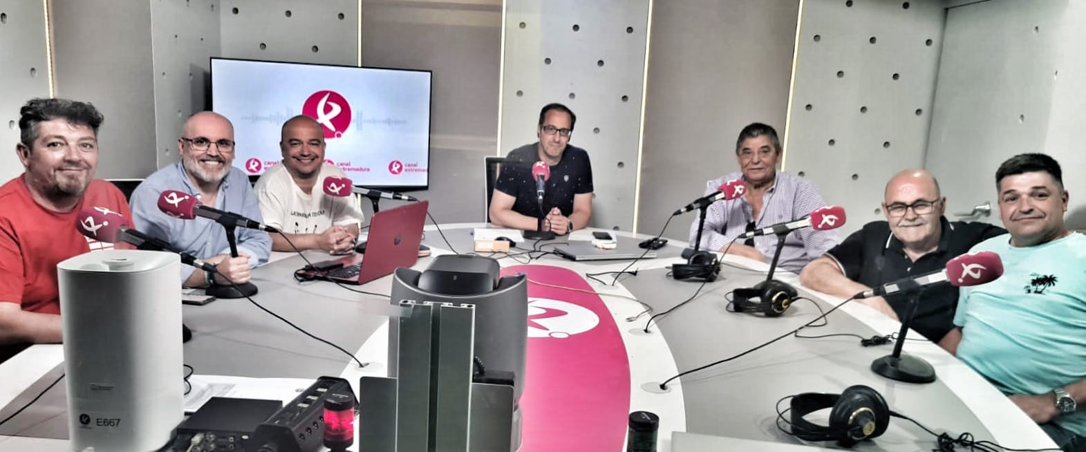 José Manuel Romero, Felipe Quiñones, Javi Lairado, Fernando Gallego, Pepe Fouto, Fernando Torres y Crescencio Cuéllar, en los estudios de Canal Extremadura Radio.