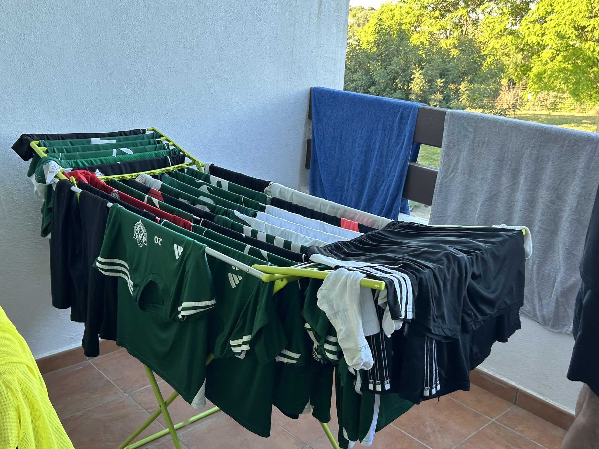 El utillero del Cacereño lavando la ropa a contrarreloj.