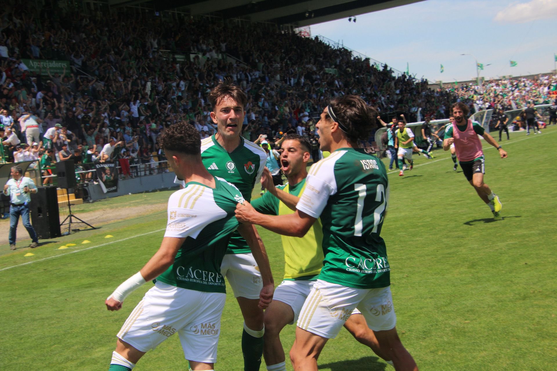 El CP Cacereño celebra a lo loco el gol de Carrillo que le da el pase a la final del playoff de ascenso.