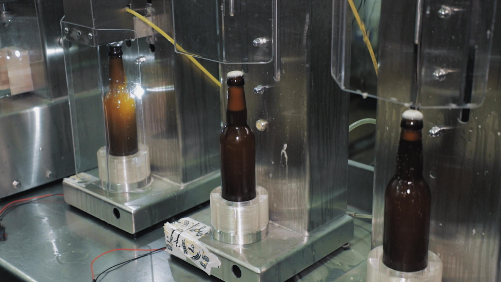 Interior de una fábrica de cerveza artesana