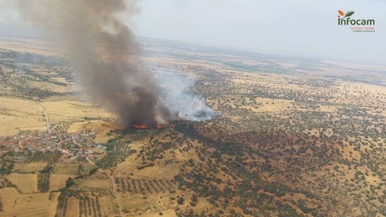Medios extremeños refuerzan las labores de extinción en el incendio forestal de Navalmoralejo (Toledo)