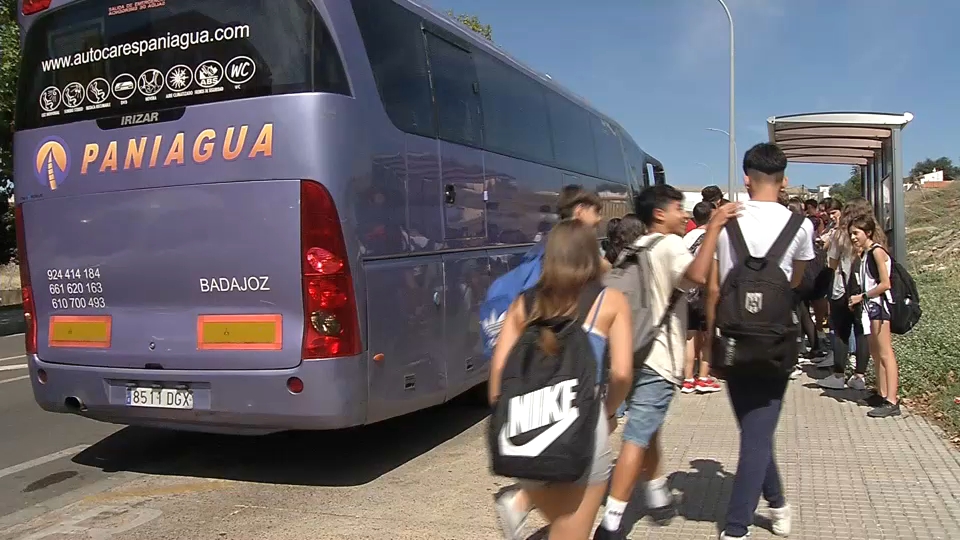 Alumnos utilizando transporte escolar - Imagen de archivo