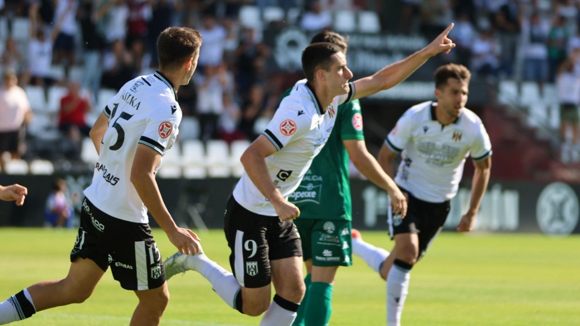 Álvaro García celebra uno de los tres goles logrados en el partido