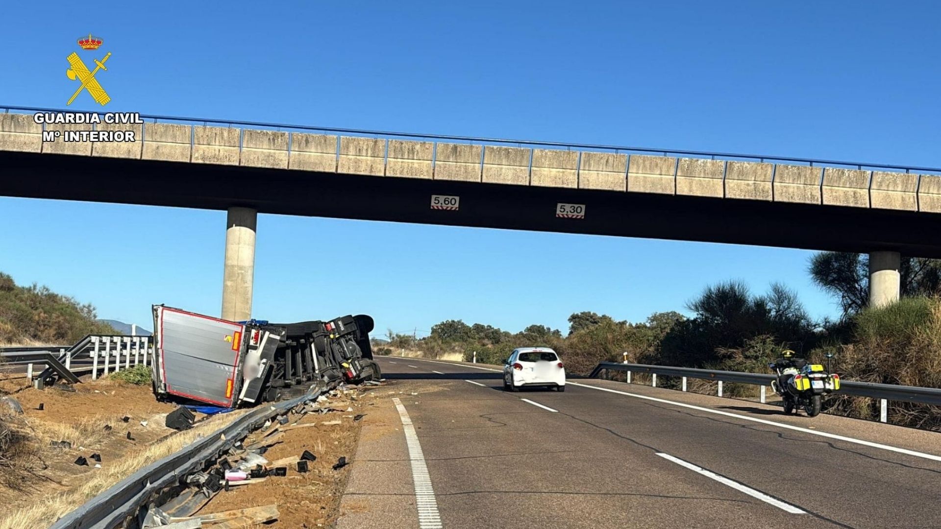 Camión accidentado en la A-5.