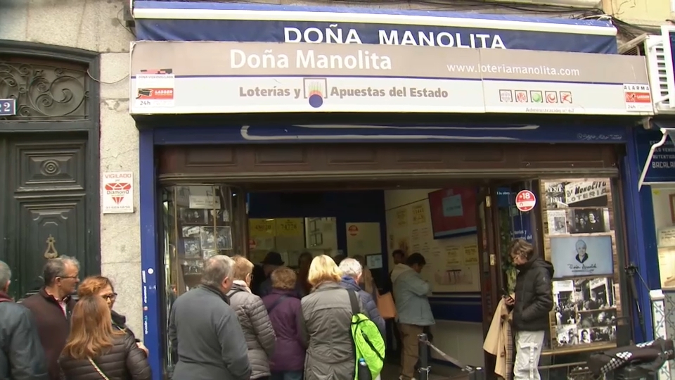 Colas en Doña Manolita, en Madrid. 