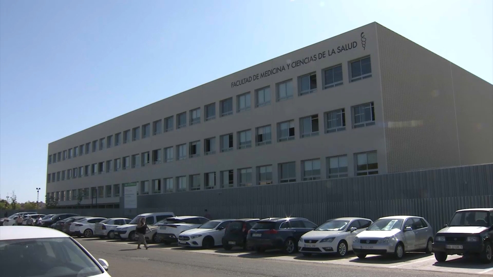 Edificio nuevo de la Facultad de Medicina - Imagen de archivo