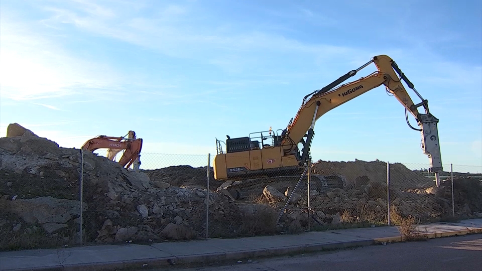 Máquinas trabajando y realizando movimientos de tierra para la ampliación de la fábrica de diamantes de Trujillo