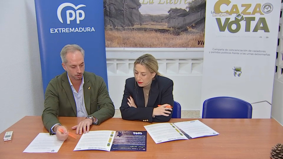 La presidenta del PP extremeño, María Guardiola, firma el Pacto por la Actividad Cinegética ​​​​​​​con José María Gallardo, presidente de Fedexcaza