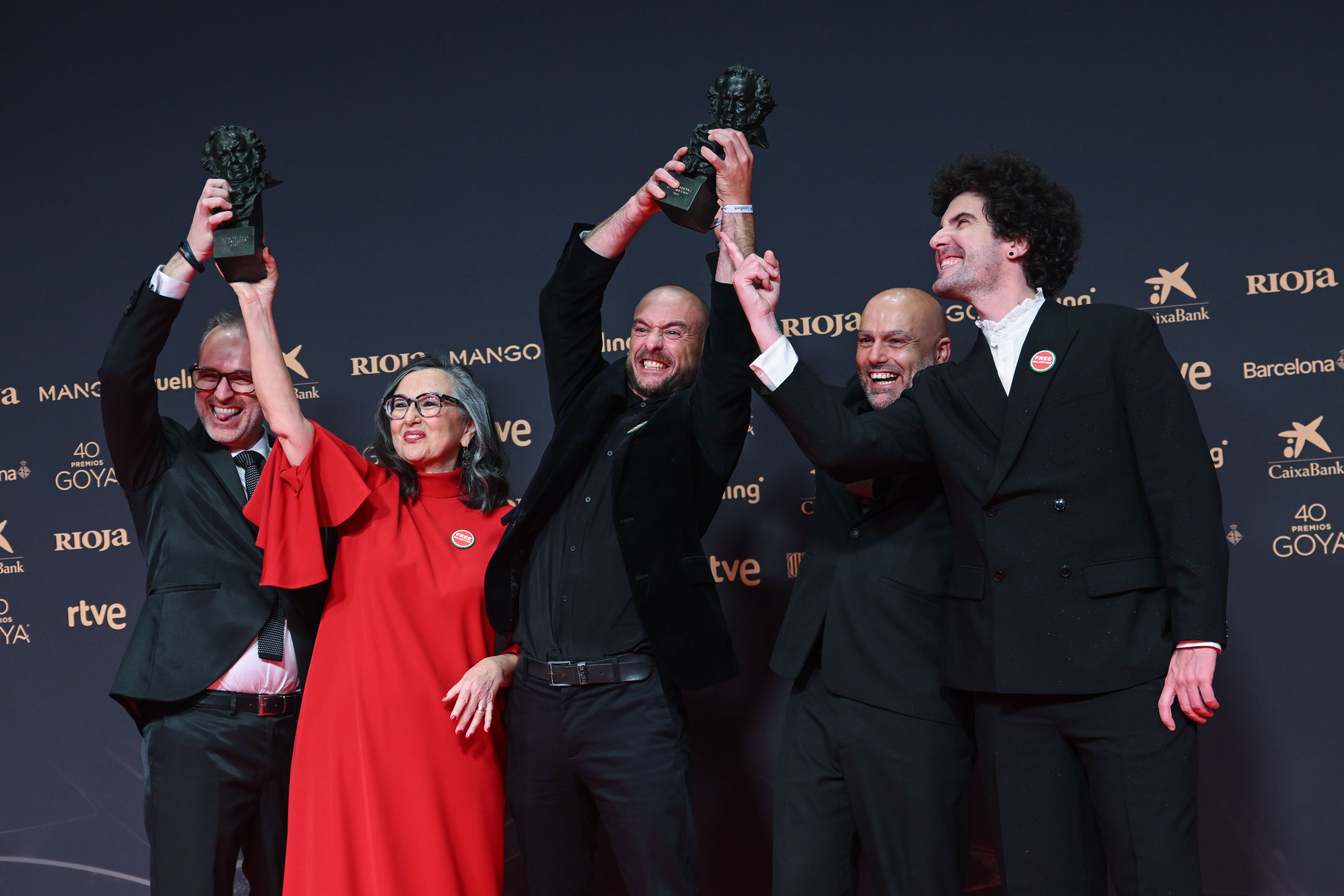 El director Alberto Vázquez Rico (c) posa tras recibir el Goya a Mejor Película de Animación por 'Decorado', en la 40º edición de los Premios Goya