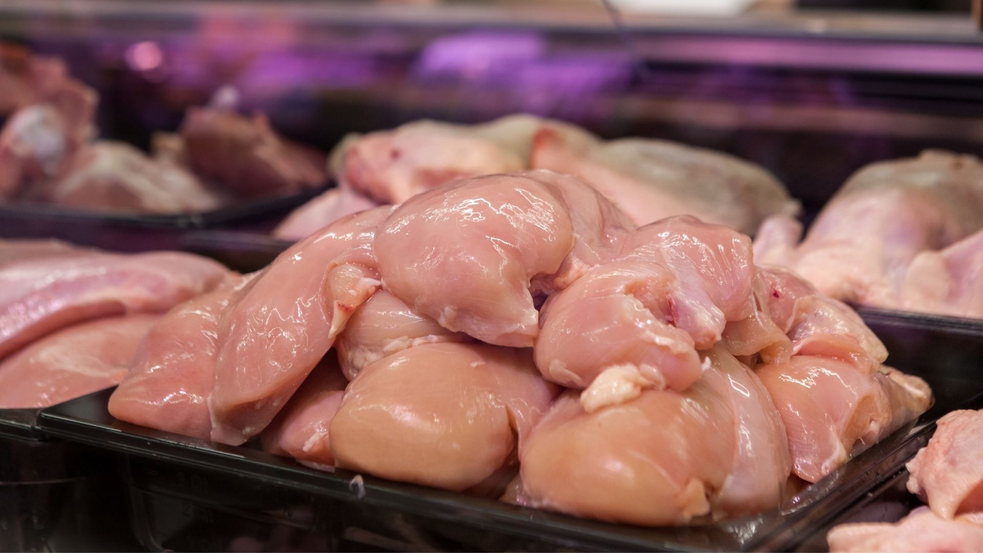 Carne de pollo en un supermercado en una imagen de archivo