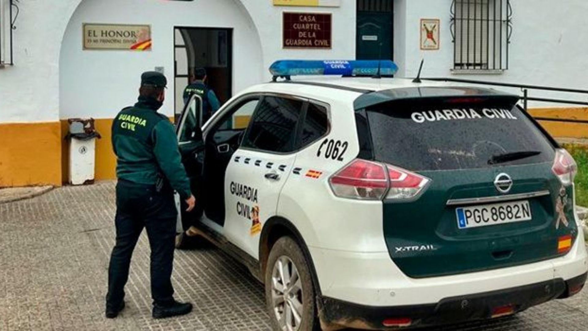 Imagen de archivo de un agente junto a un vehículo de la Guardia Civil