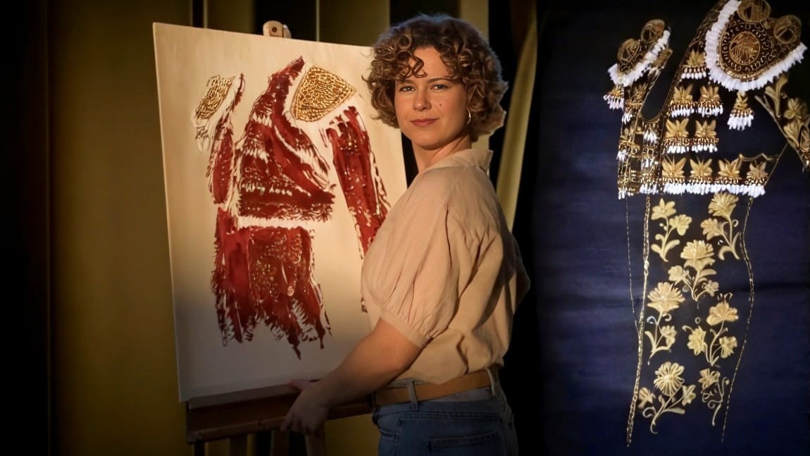 Sofia con dos de sus obras 