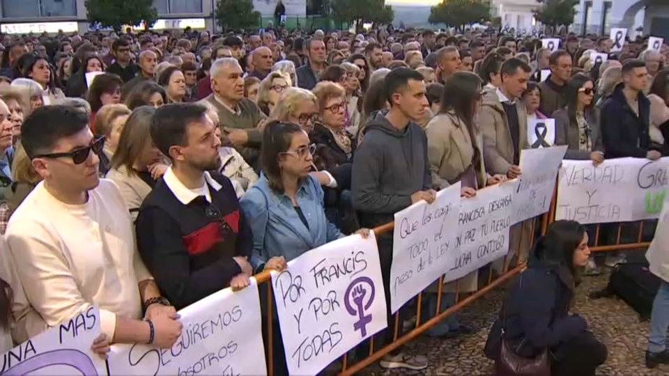 Vecinos de Hornachos y de otros pueblos durante la concentración silenciosa en señal de luto y solidaridad con la familia de Francisca Cadenas