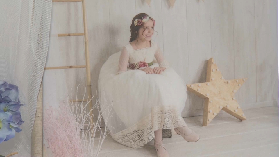 Una menor posa con su vestido de Primera Comunión en una imagen de archivo