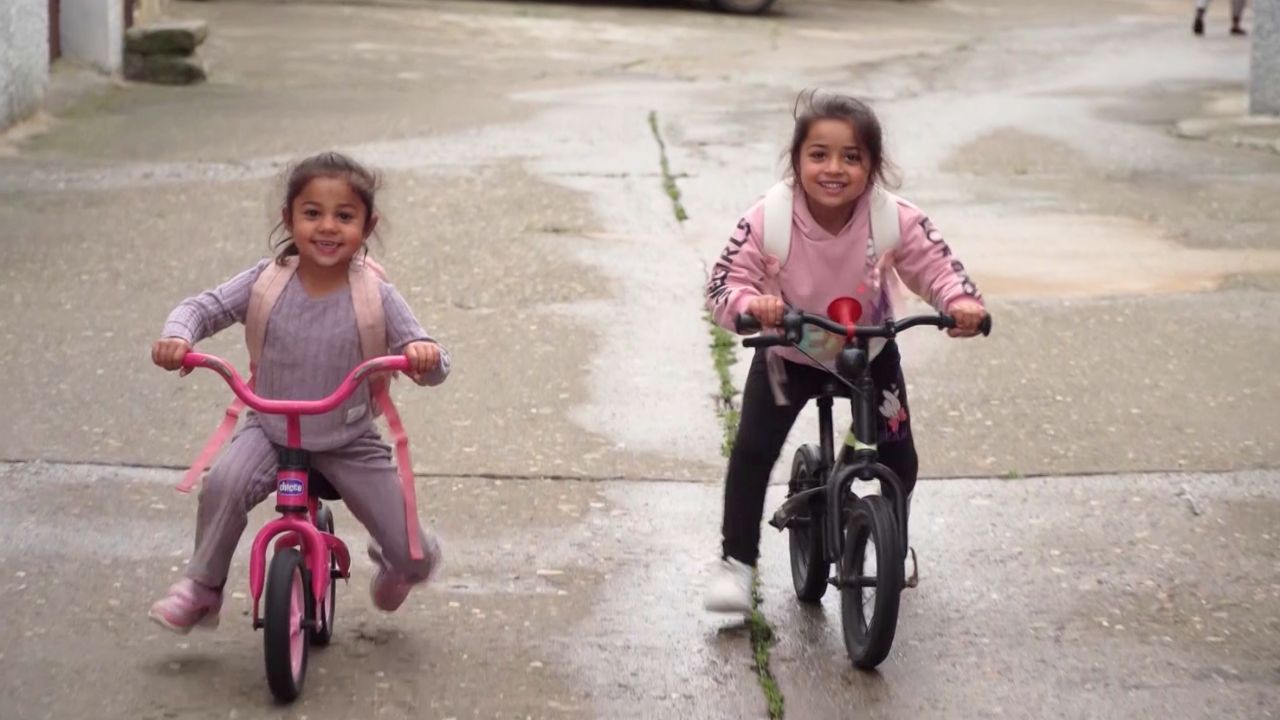 Niñas en bicicleta