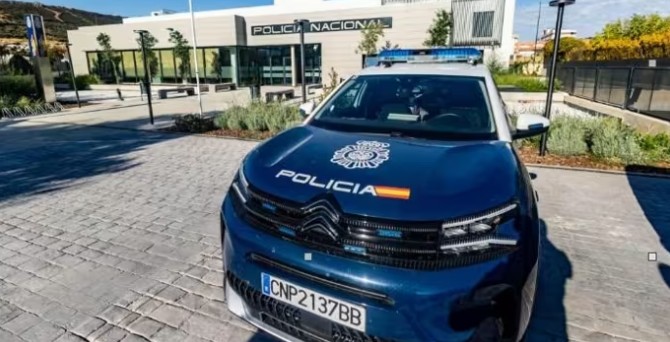 Vehículo de la Policía junto a la comisaría en una imagen de archivo