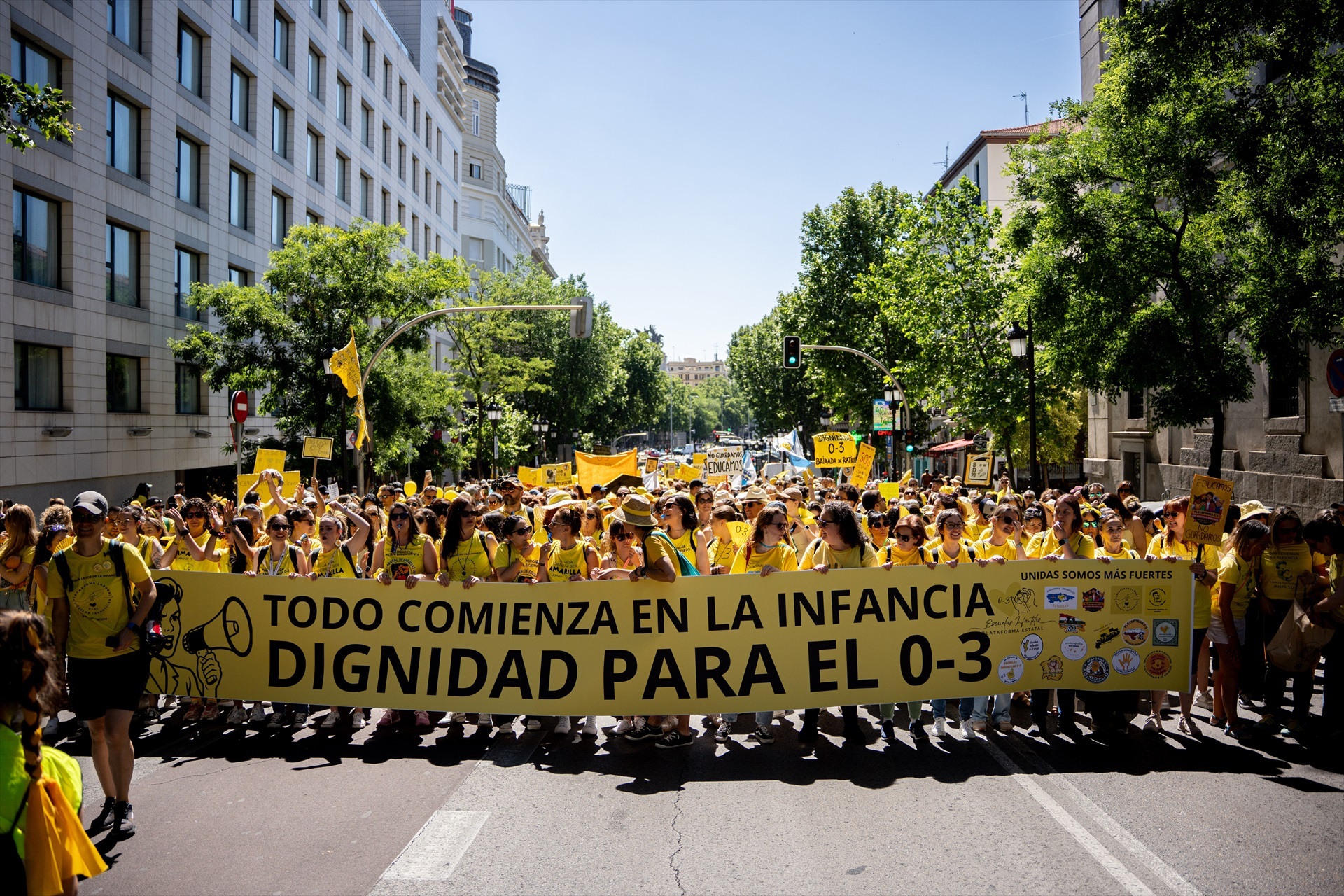 Manifestantes portan pancarta con lema 'Todo comienza en la infancia. Dignidad para el 0-3' durante una manifestación de docentes de educación infantil (0-3), a 23 de mayo de 2026, en Madrid