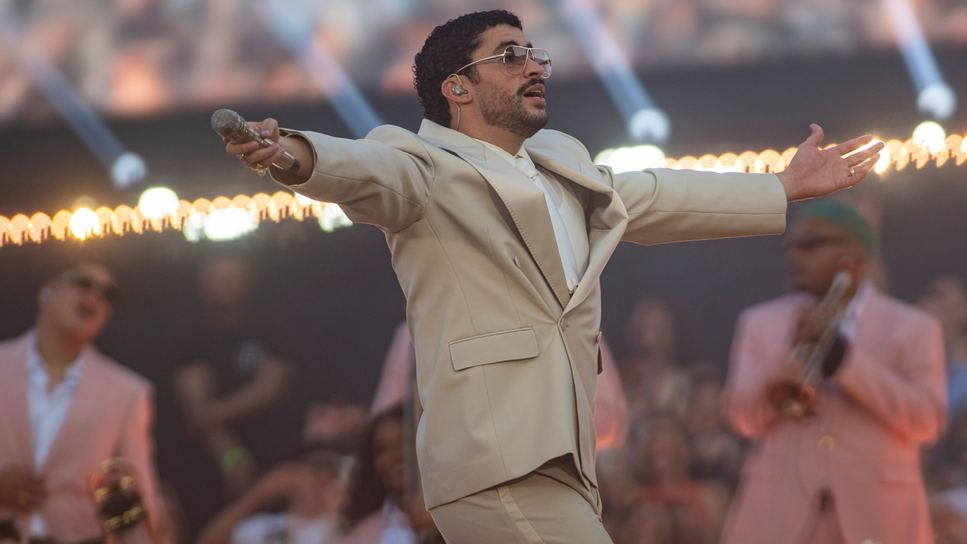 El cantante Bad Bunny durante su concierto en el Estadi Olímpic Lluís Companys