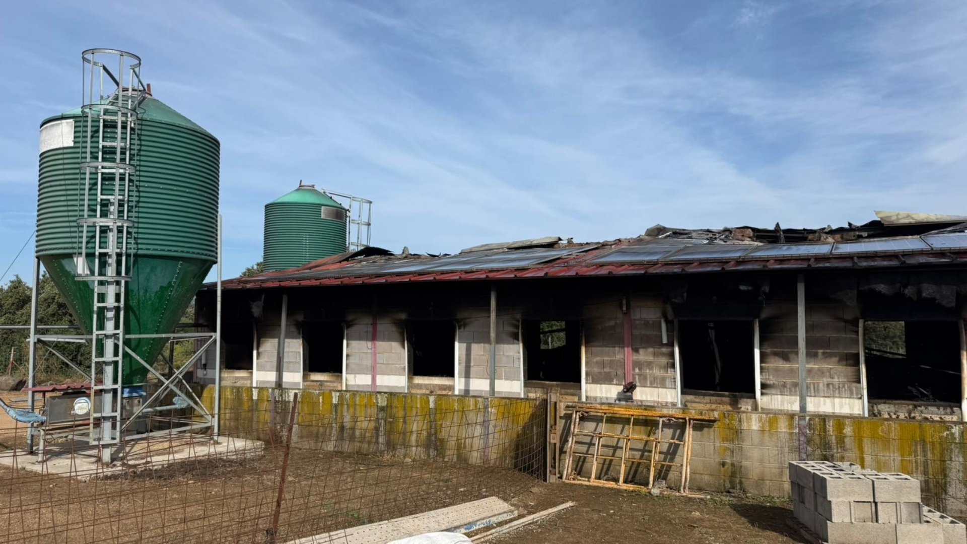 Nave ganadera calcinada en Villalba de los Barros