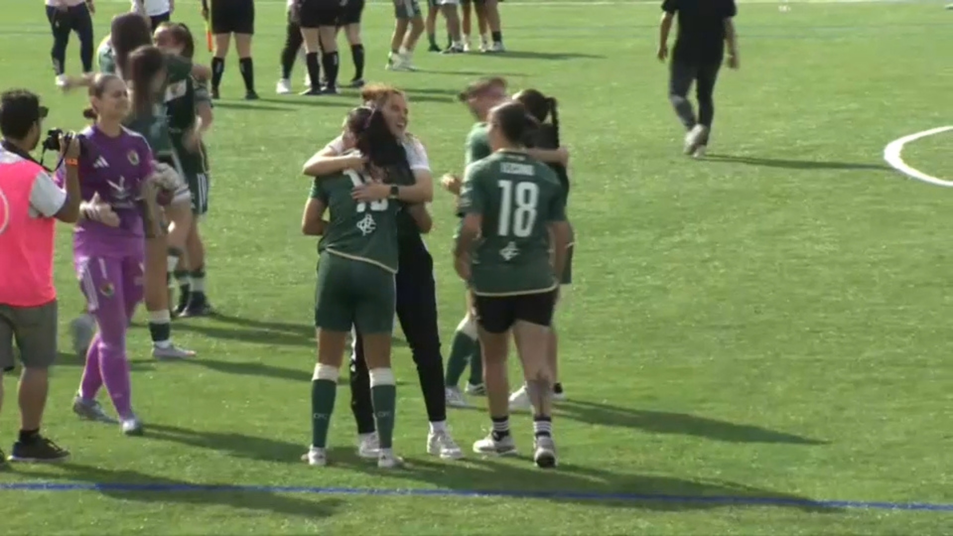 El Cacereño Femenino celebra su victoria ante el Oviedo