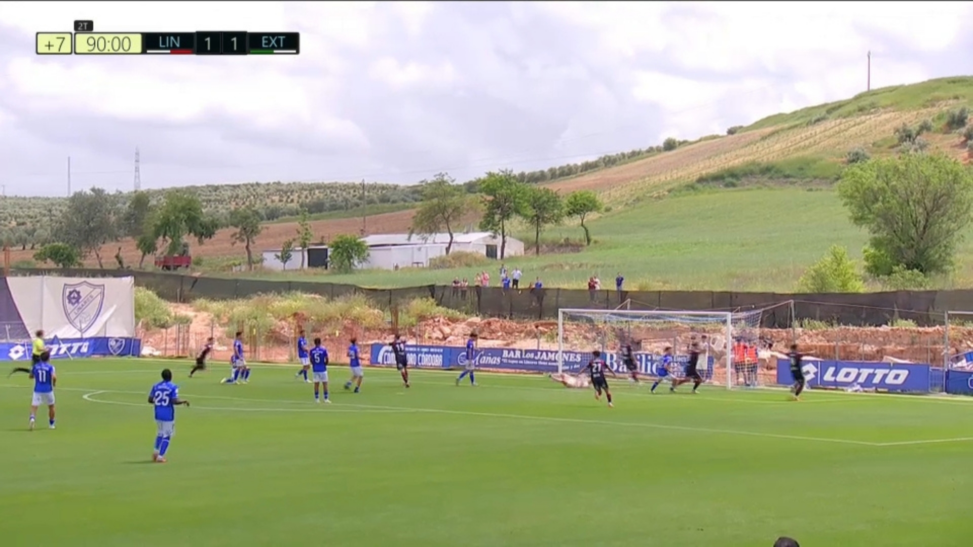 Momento del gol de Dieguito que ha dado el ascenso al Extremadura