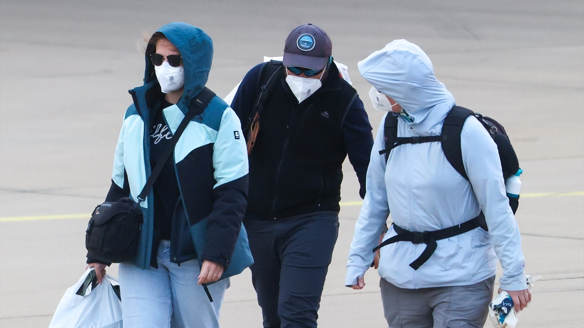 Pasajeros del crucero afectado por un brote de hantavirus desembarcan de un avión en el aeropuerto de Eindhoven