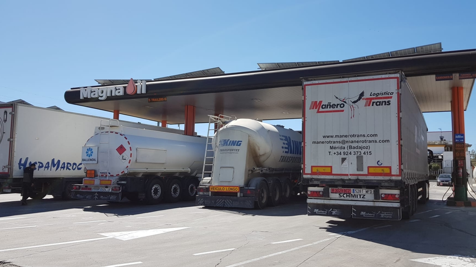 Camiones echan gasoil en una gasolinera. 