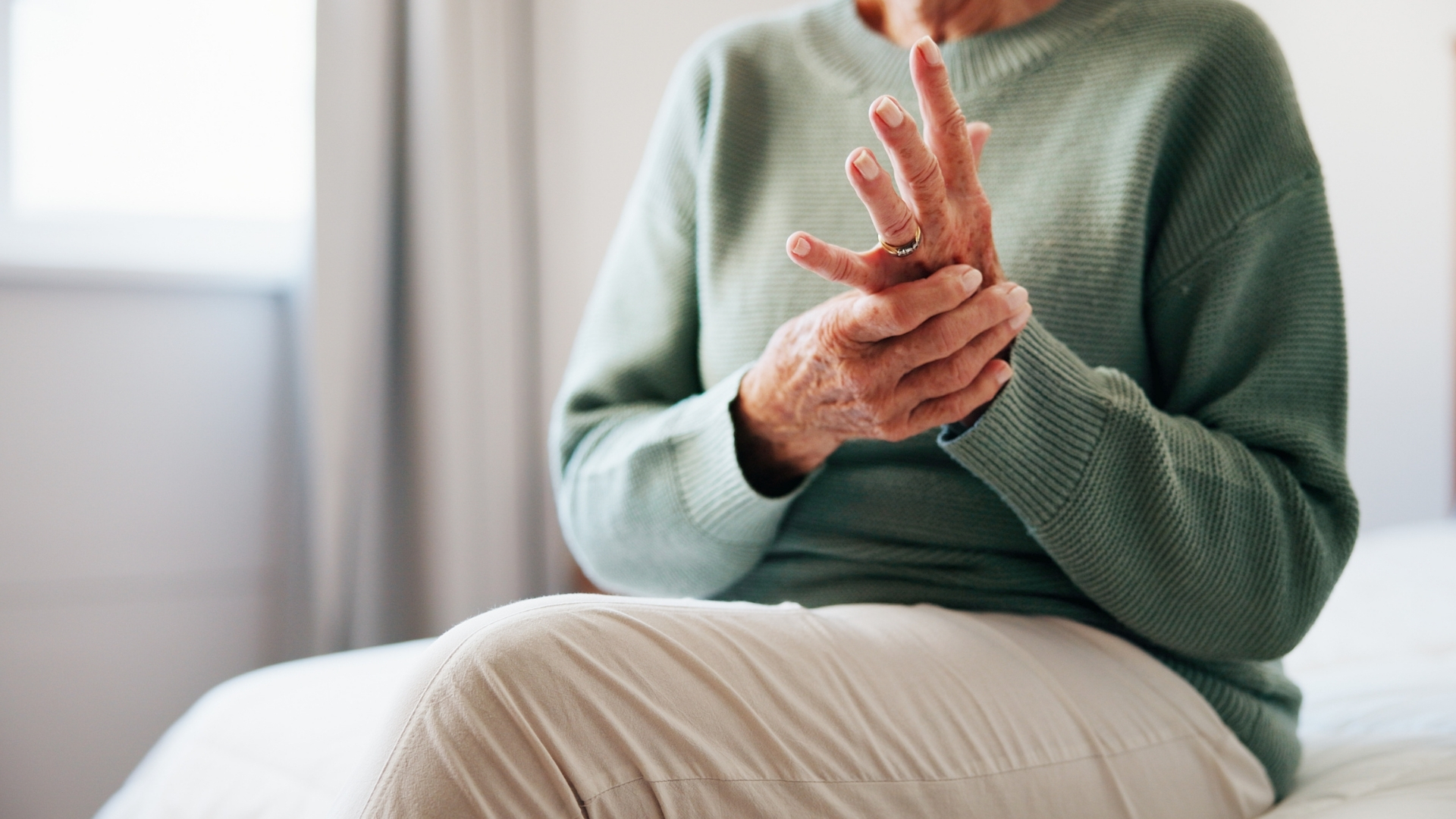Mujer afectada por fibromialgia