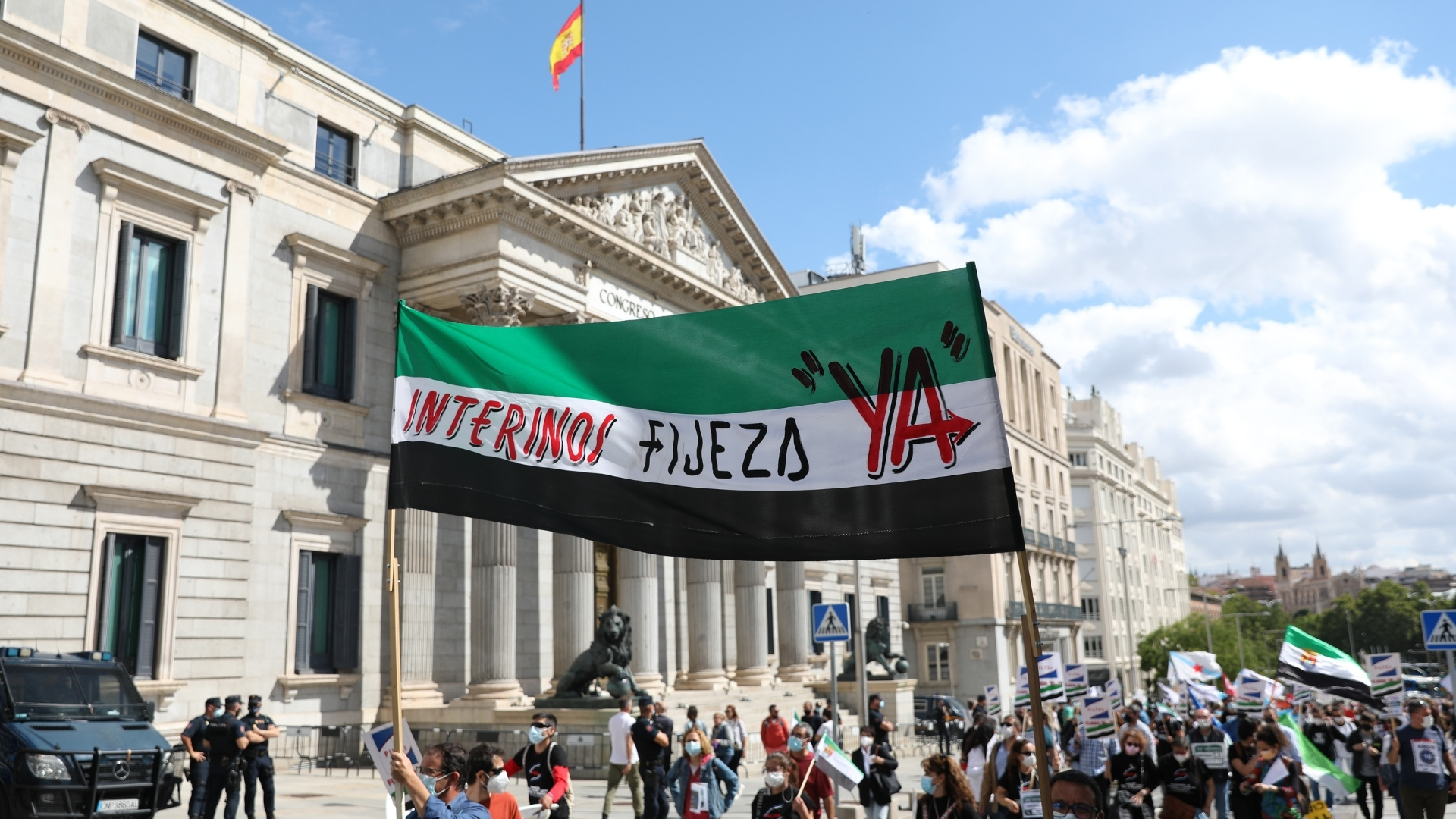 Manifestación de trabajadores interinos extremeños frente al Congreso de los Diputados