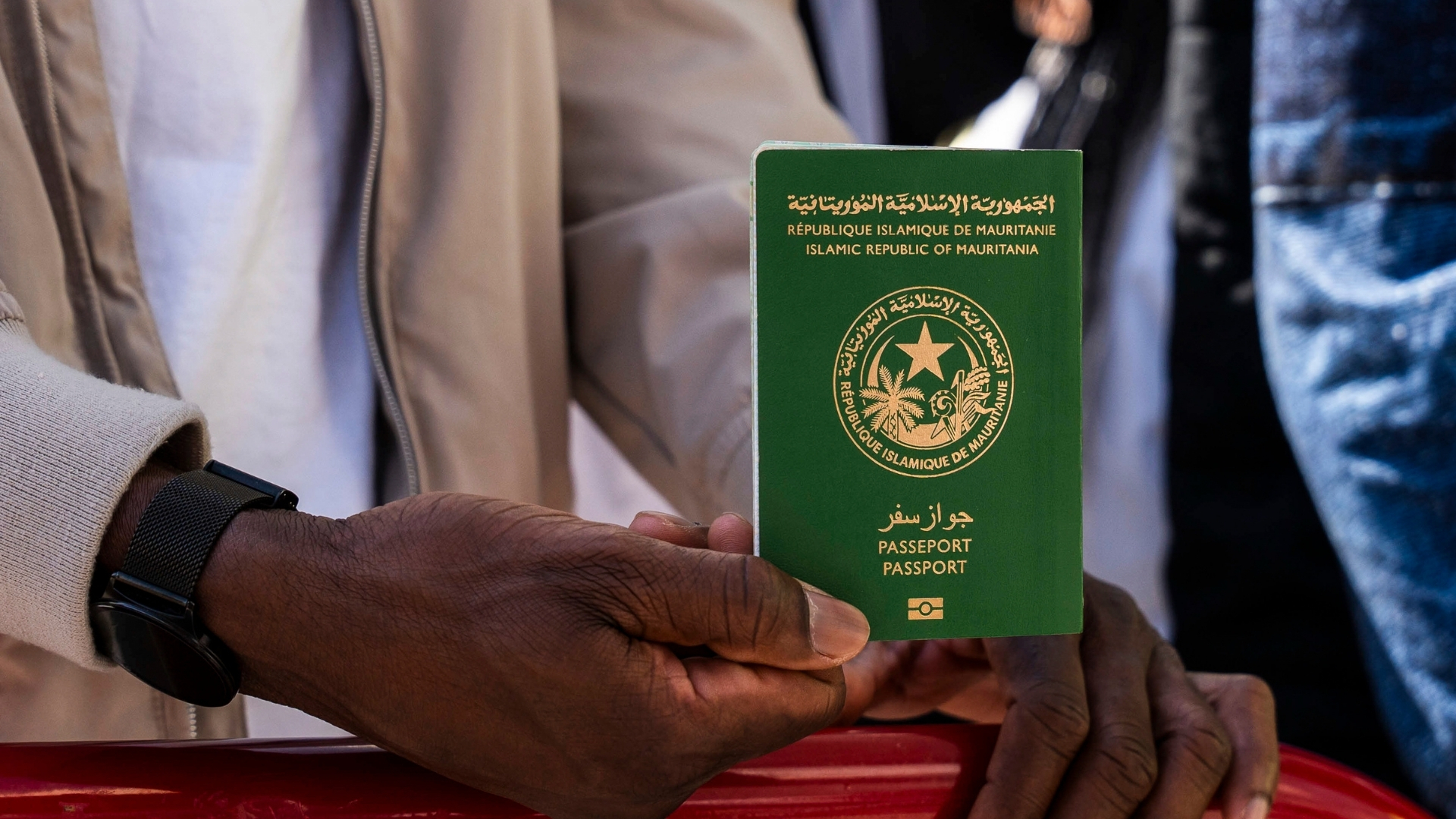 Un migrante muestra su pasaporte. Imagen de Archivo