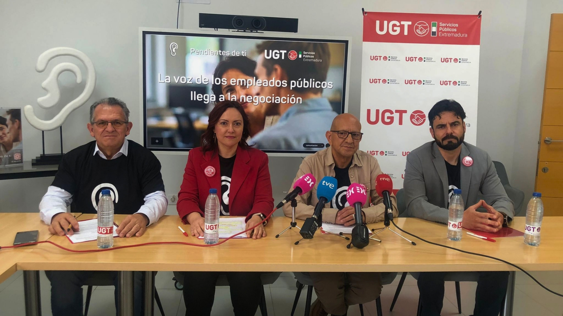 Manuel Fernández Colomo, Secretario General de UGT Servicios Públicos Extremadura, y otros miembros de UGT, durante una rueda de prensa en Mérida.