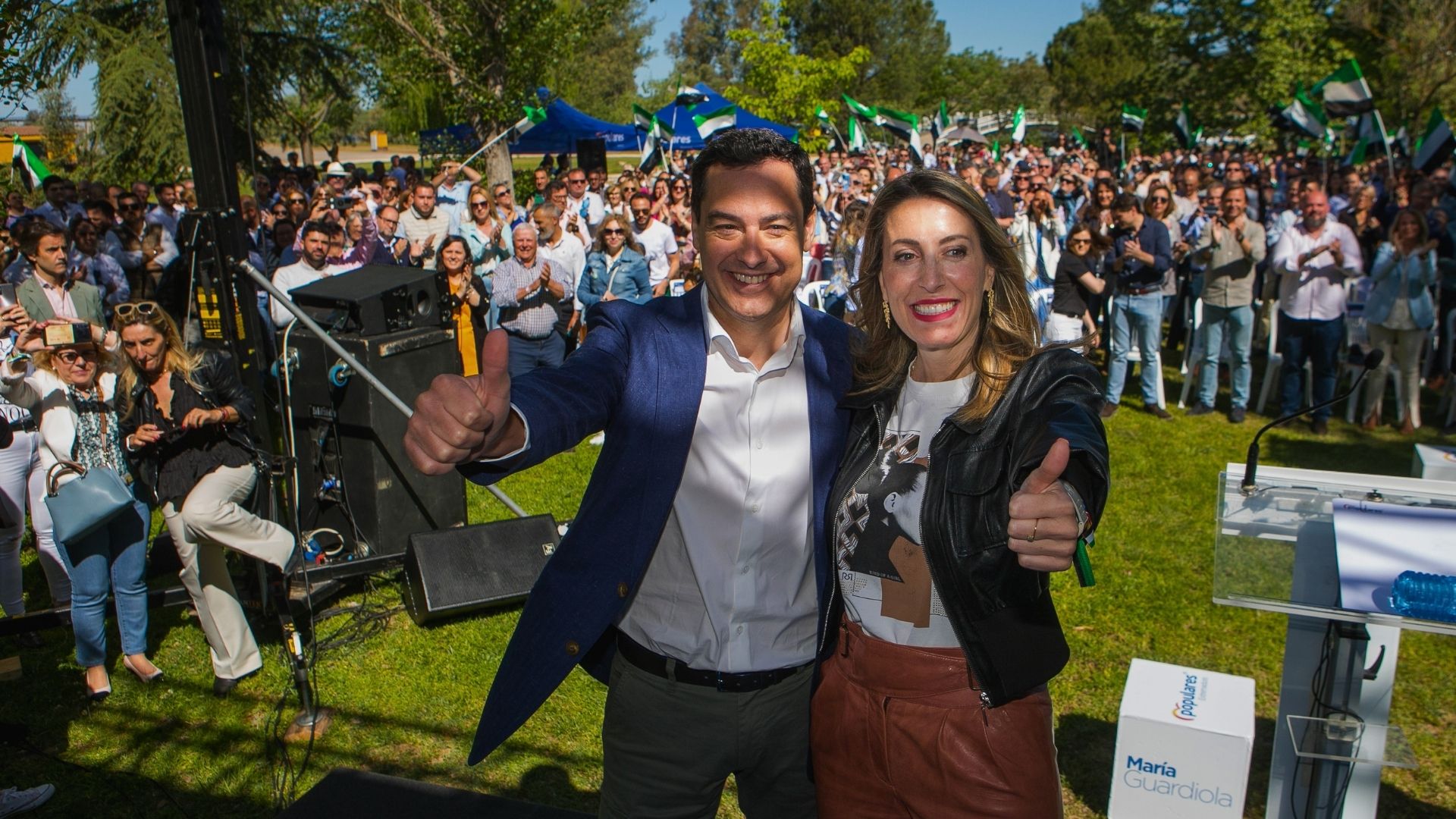 El presidente de la Junta de Andalucía, Juan Manuel Moreno Bonilla, y la presidenta del PP de Extremadura, María Guardiola