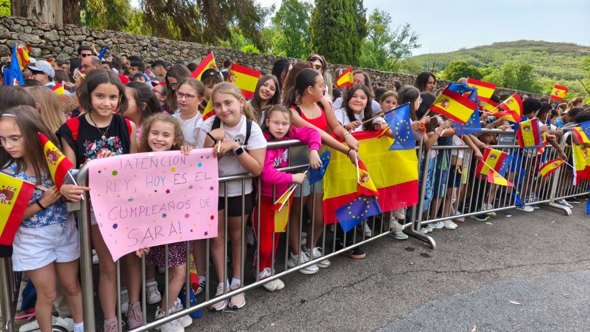 Jóvenes esperando la llegada del Rey al monasterio de Yuste