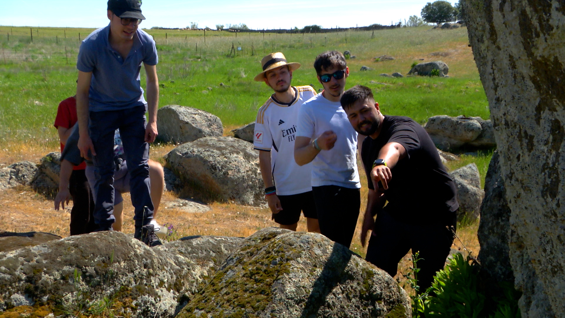 Un grupo de jóvenes participan en una actividad de educación ambiental