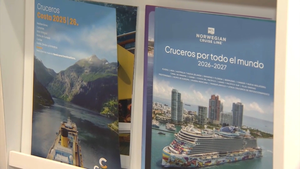 Publicidad de cruceros en una agencia de viajes