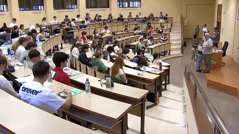 Estudiantes examinándose de la PAU en una imagen de archivo. 